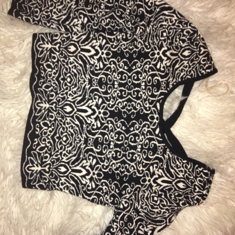 SUPER CUTE CROPPED BLACK AND WHITE SWEATER
